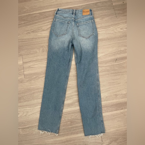 Hollister ultra high rise Blue Denim mom Jeans - Picture 4 of 4